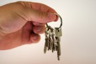 Новосибирцы на свою зарплату могут снять две квартиры